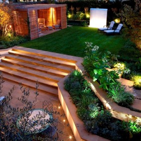 Bir bahçe merdiveni basamaklarının aydınlatılması