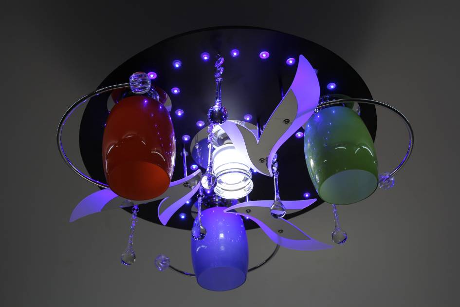 Lampa montată pe suprafață cu nuanțe colorate