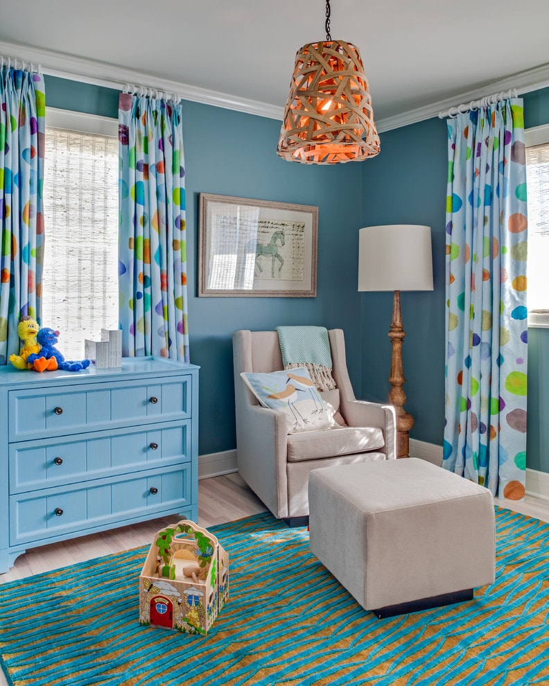 Creatieve kroonluchter in een kamer met blauwe muren