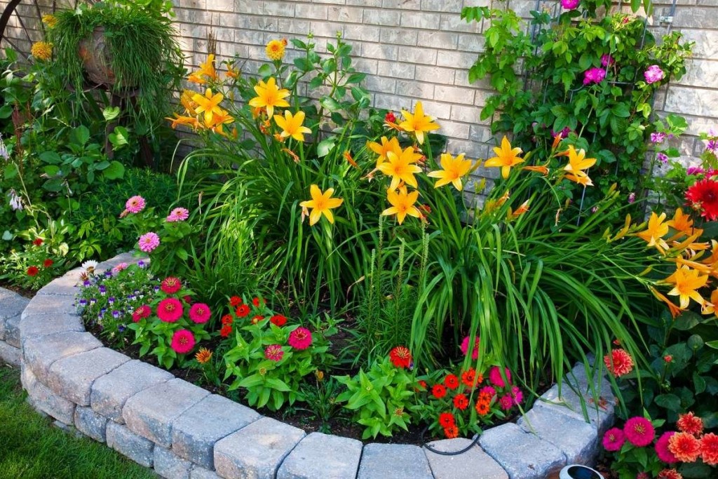 Parterre de fleurs avec bordure de pierres