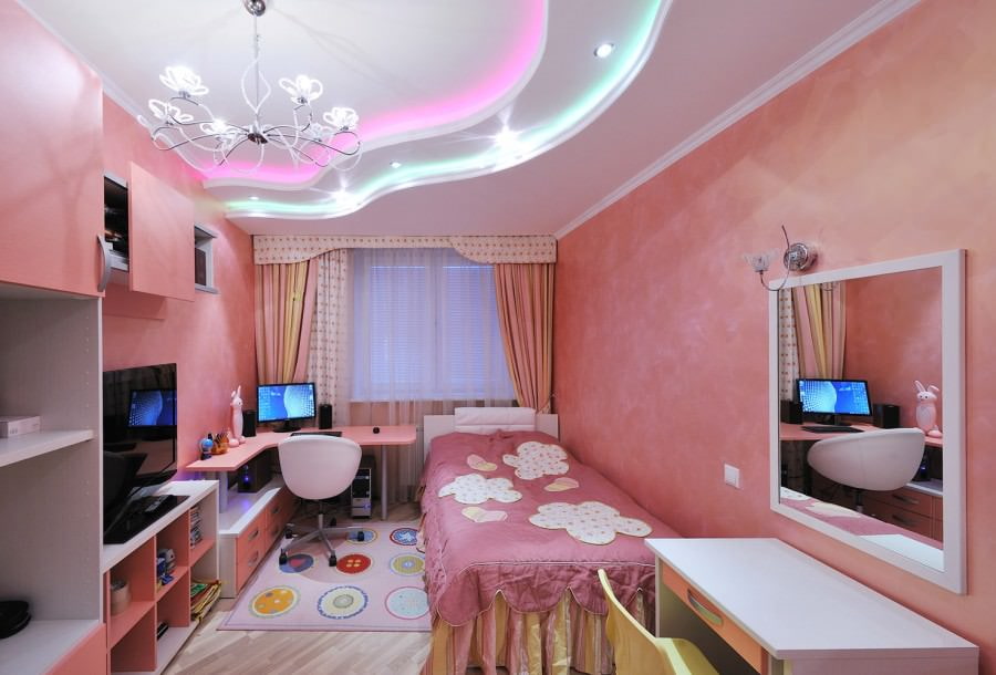 Rózsaszín tapéta egy lány szobájában