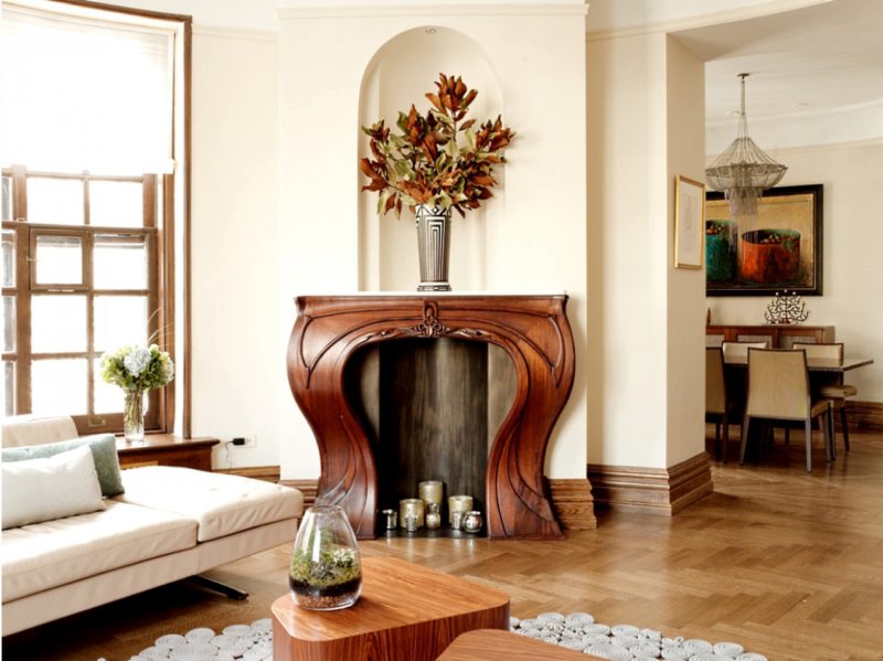 Fából készült emelt kandalló a szecessziós nappaliban
