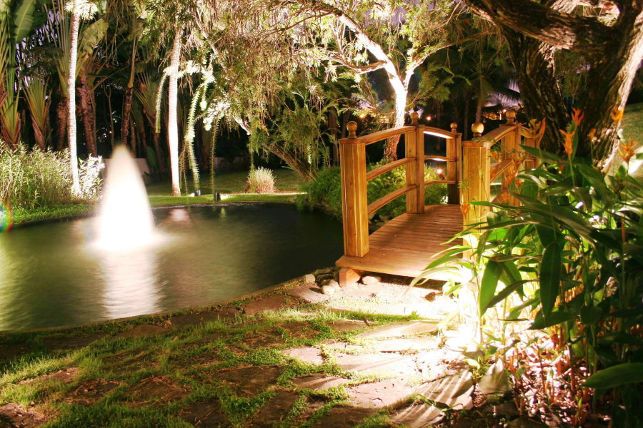 Дървен мост в нощната градина