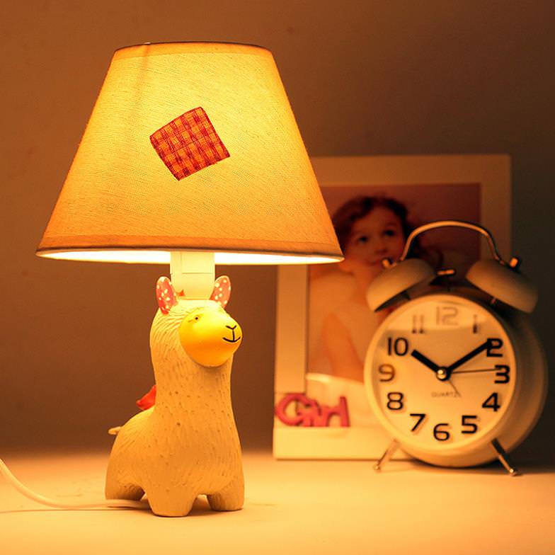 Lampe de nuit d'une lampe de table dans une chambre d'enfant