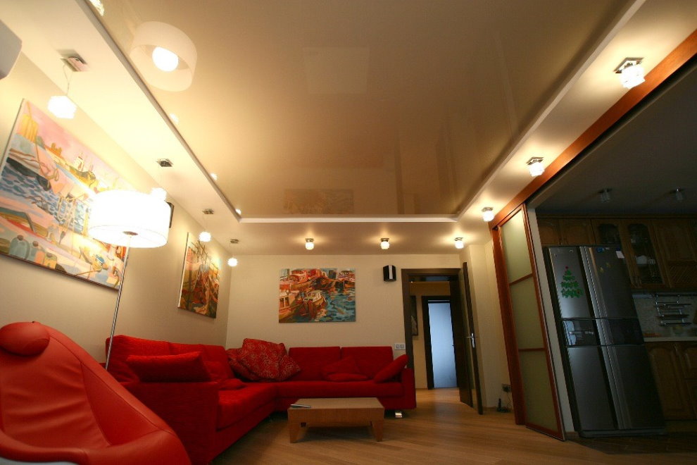 Canapé rouge dans la chambre avec plafond tendu