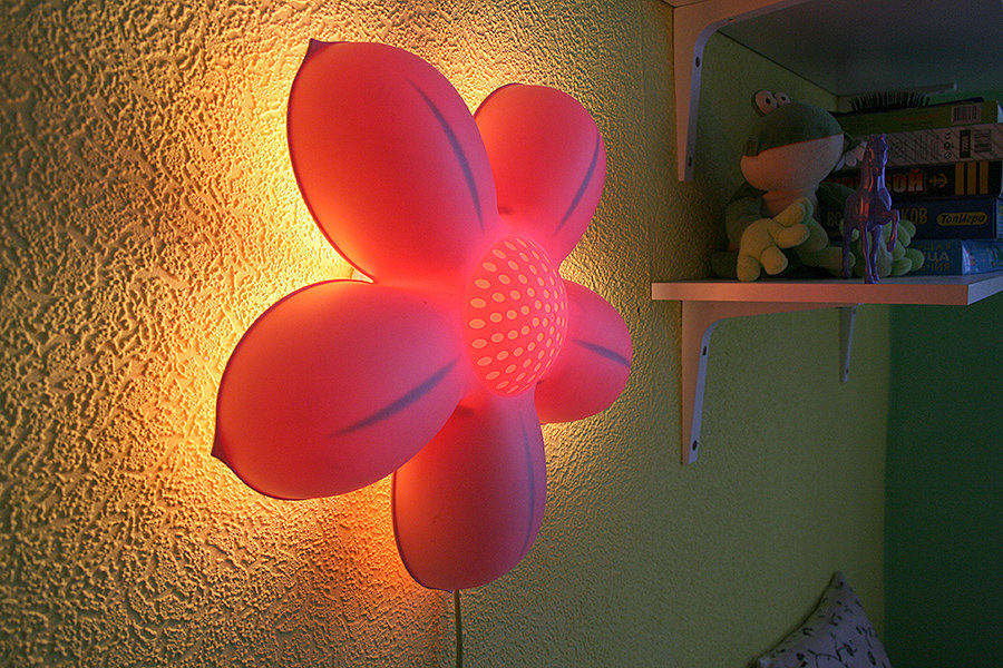 Lampa de noapte în camera unei fetițe