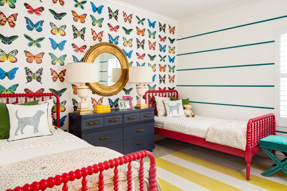 Bir çocuk yatak odasında kağıt duvar kağıdı üzerinde kelebekler