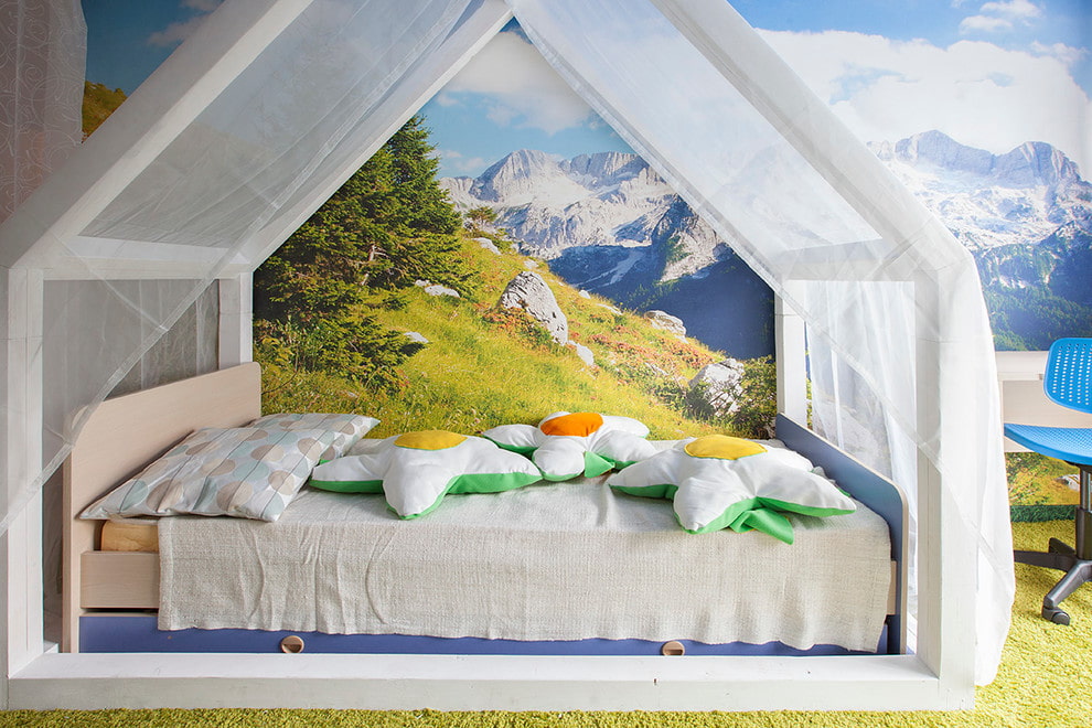 Bērnu gulta ar telti uz fototapešu fona ar ainavu