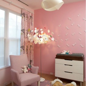 Stojací lampa v místnosti s růžovými stěnami