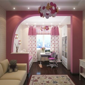 Compartimentare roz în camera unei fete