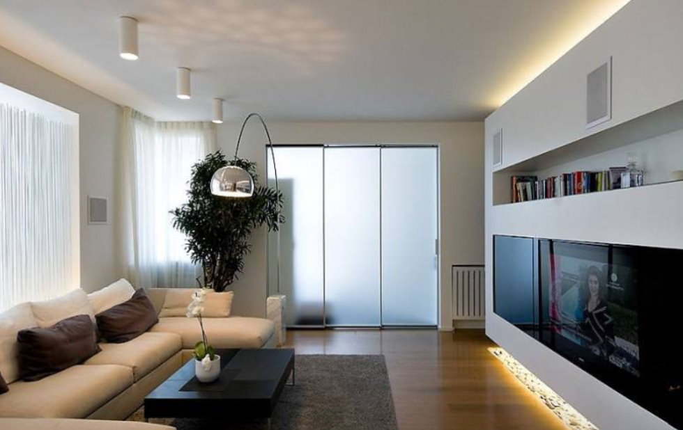 Nízke stropné osvetlenie v modernej obývacej izbe