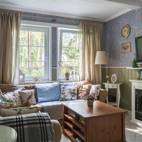 Het interieur van een kleine woonkamer in een landhuis