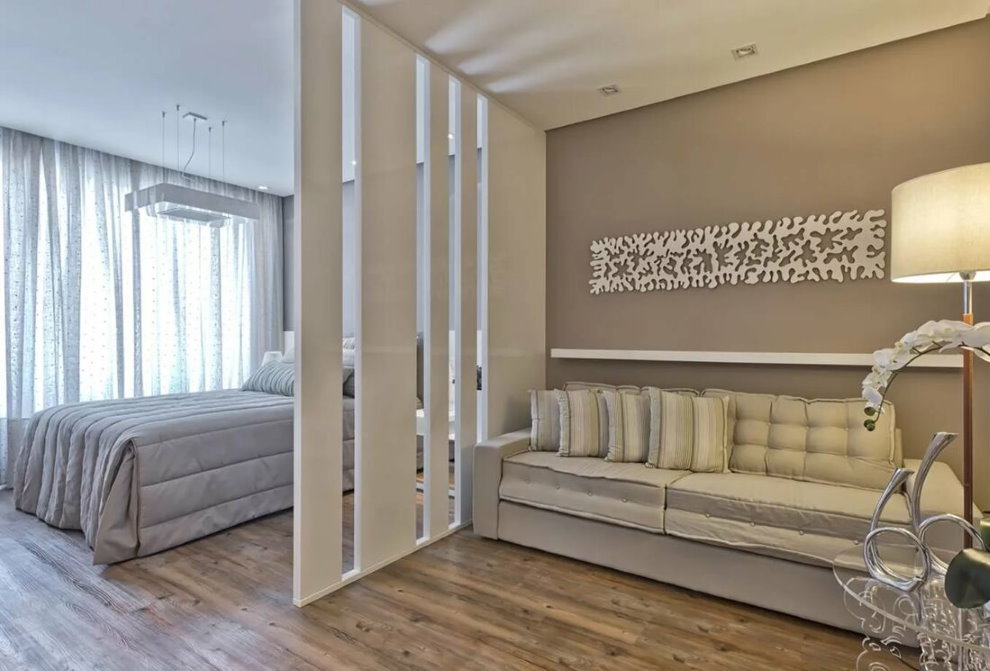 Λευκό διακοσμητικό διαμέρισμα στην αίθουσα με ένα κρεβάτι