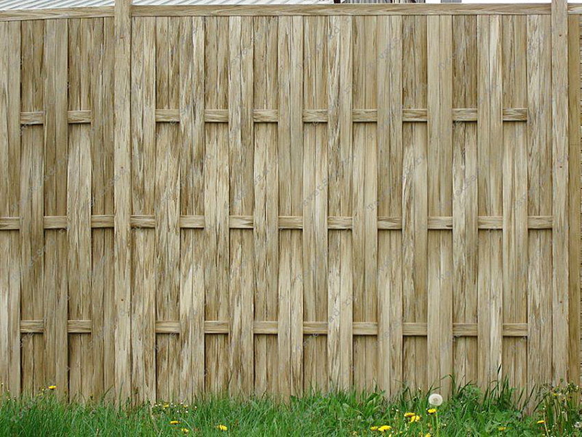 Wattle çit altında gri-kahverengi plastik çit