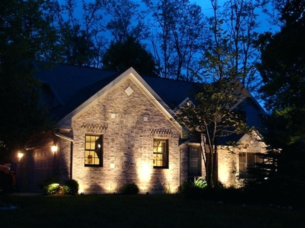 Lauku mājas sienu apgaismojums naktī