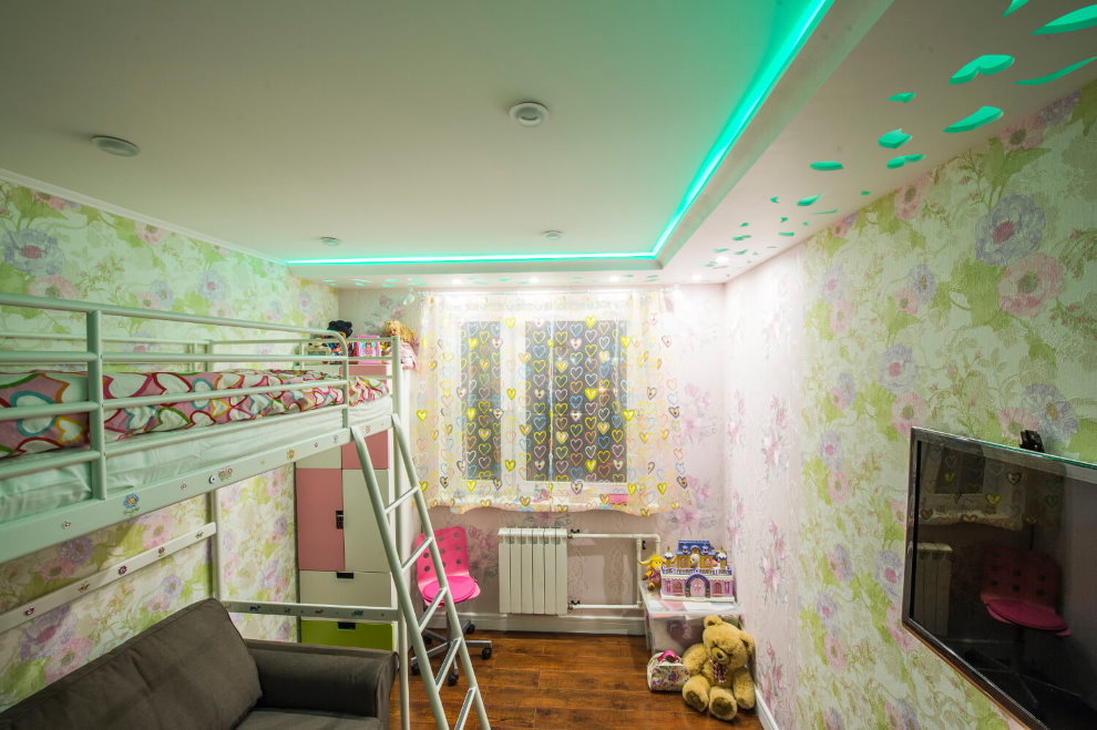 Çocuk odasında tavanın renk aydınlatması