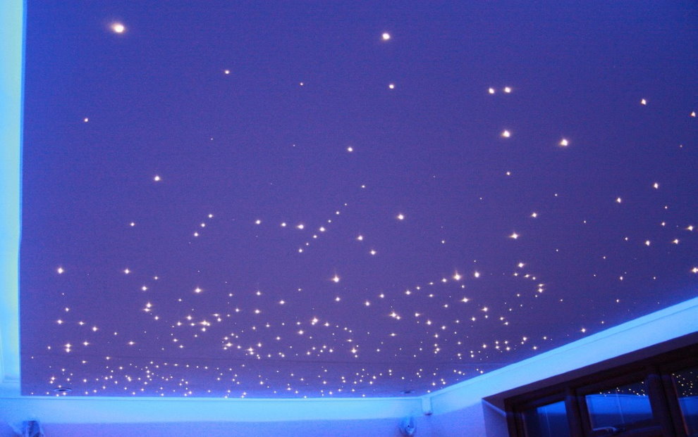 Lumini de neon stele pe tavanul din pepinieră