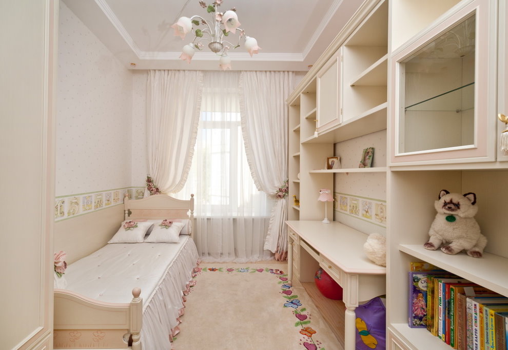 Světlý koberec v malé místnosti pro dívku