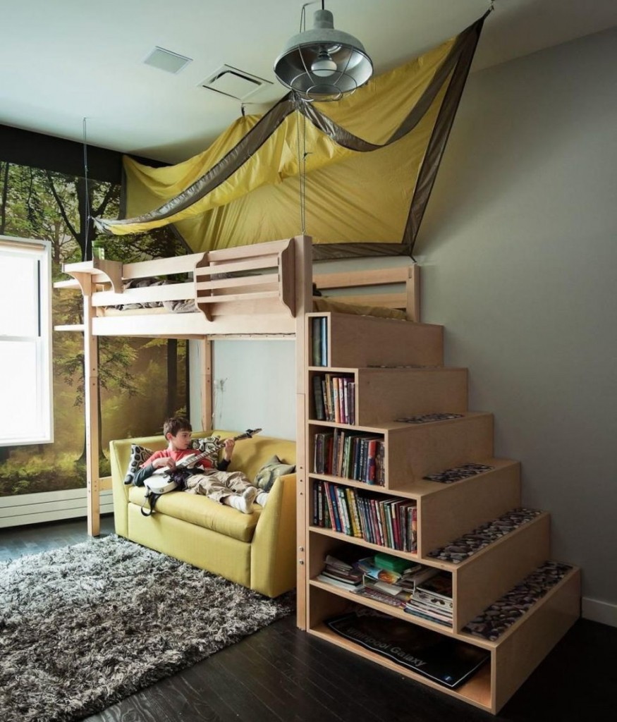 Cărți pe rafturile unei scări cu pat supraetajat