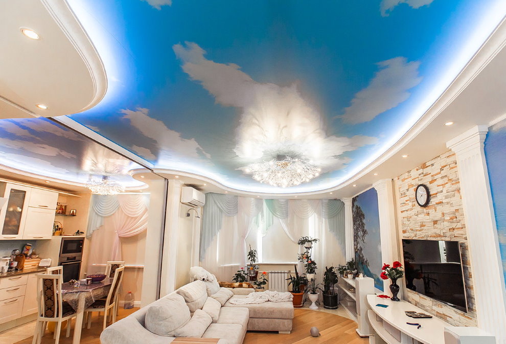 Kéo căng trần nhà bằng cách in ảnh các đám mây trên nền màu xanh