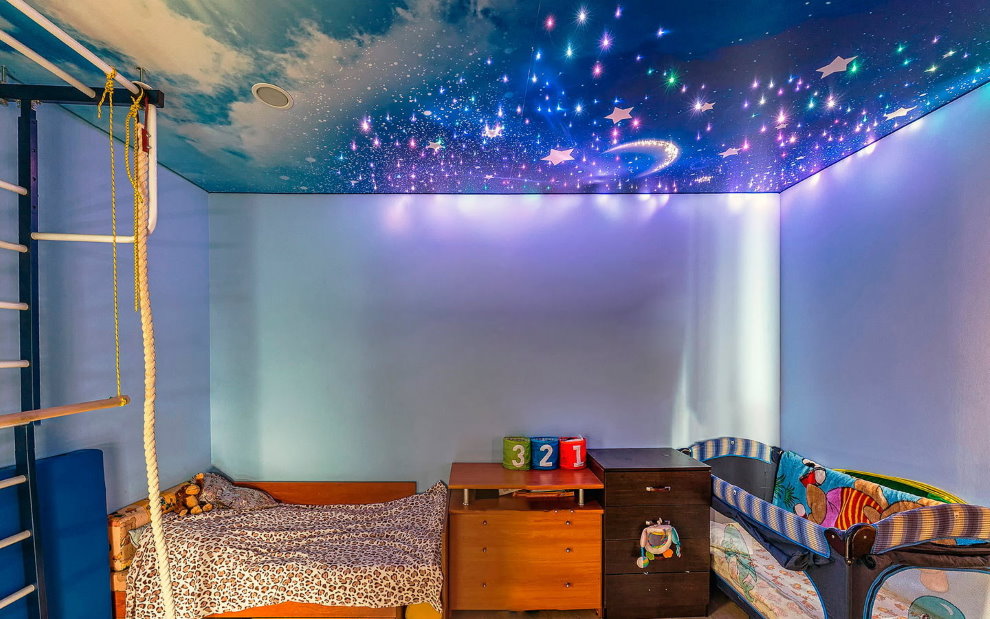 Yıldızlı gökyüzü tavan ile çocuk odası
