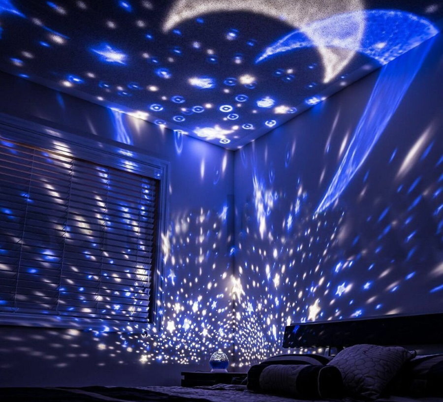 Yıldızlı gökyüzünün çocuk yatak odasının tavanına izdüşümü