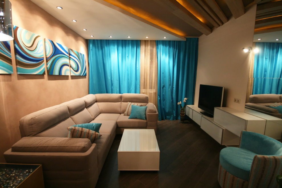 Corner sofa sa sala na may asul na mga kurtina.