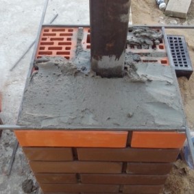 Folosirea tijelor la așezarea unui stâlp de cărămidă