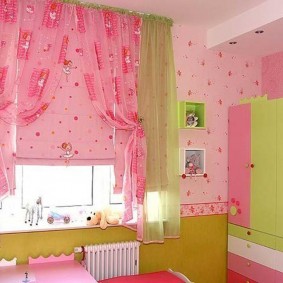 Růžový textil na okně v dětském pokoji