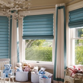 Blauwe gordijnen voor het raam van een kamer in een privéhuis