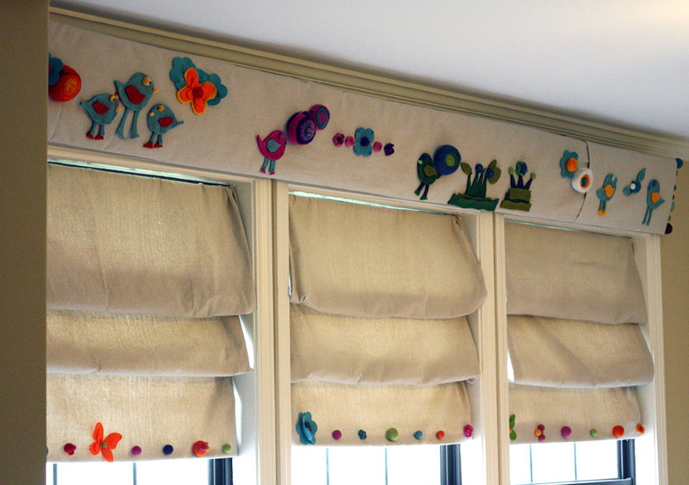 Rèm cửa bằng vải bông La Mã trên cửa sổ phòng ngủ của trẻ em