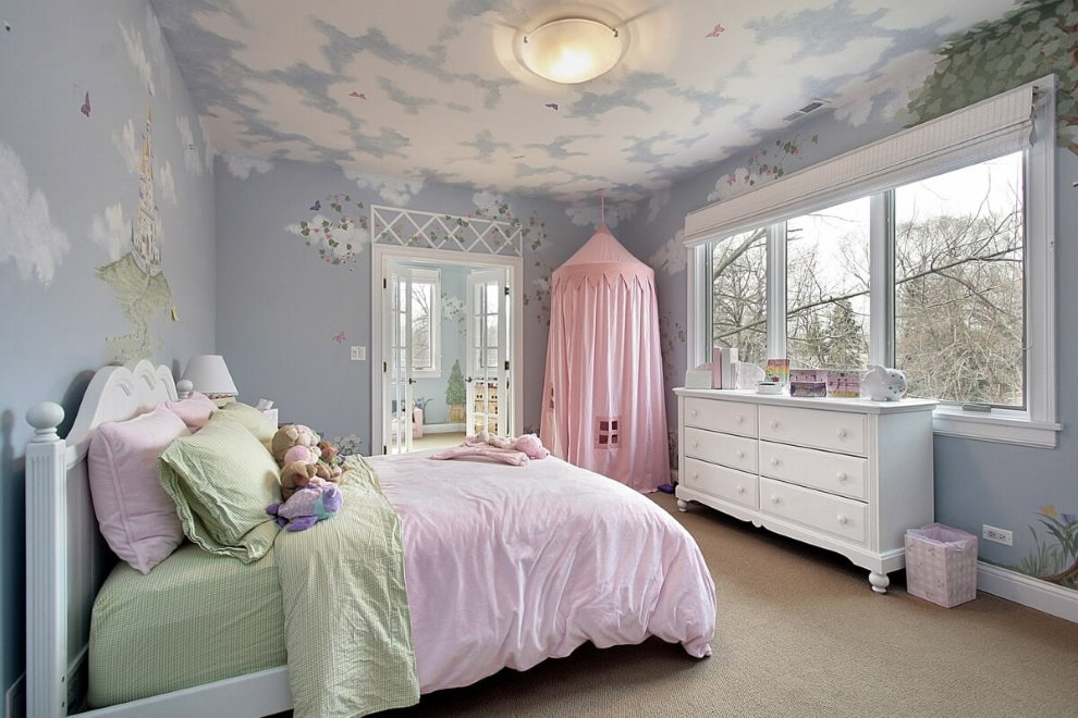 Bir kız için yatak odası tavan boyalı bulutlar