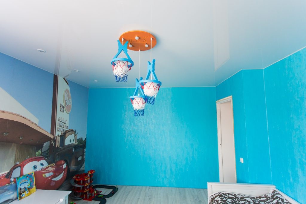 Dětská lampa na jednoúrovňovém strečovém stropu