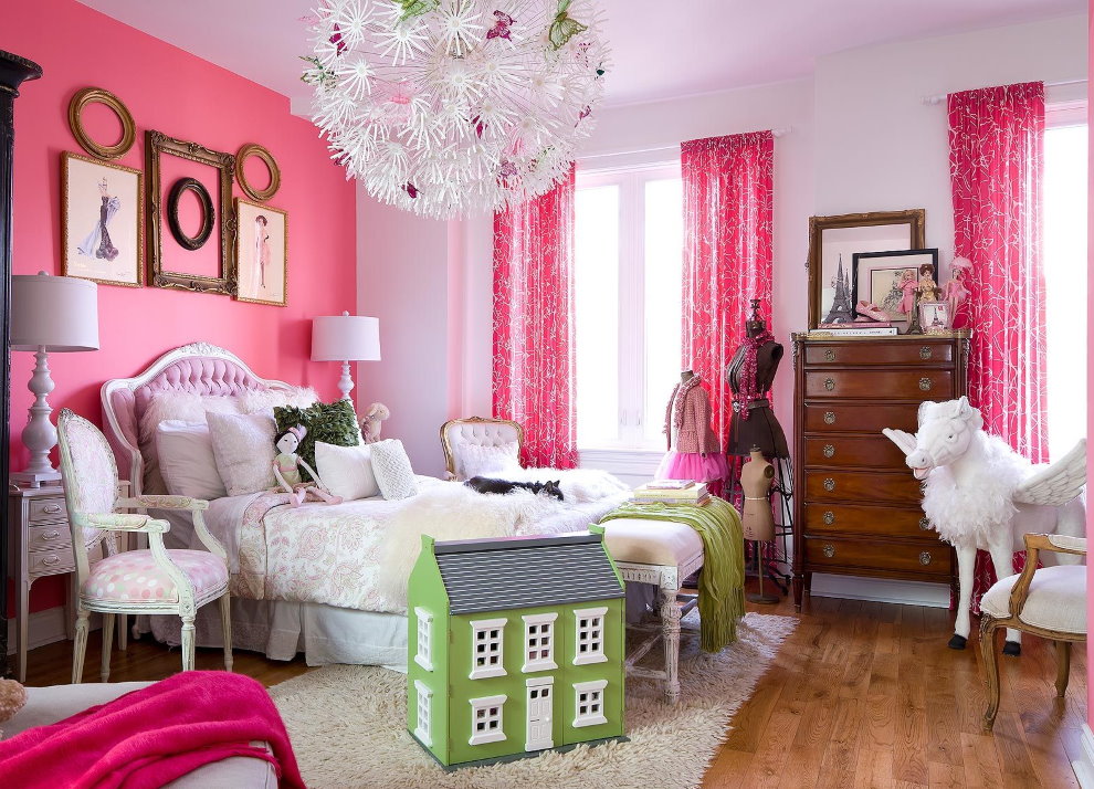 Bức tường màu hồng phía sau đầu giường cũi