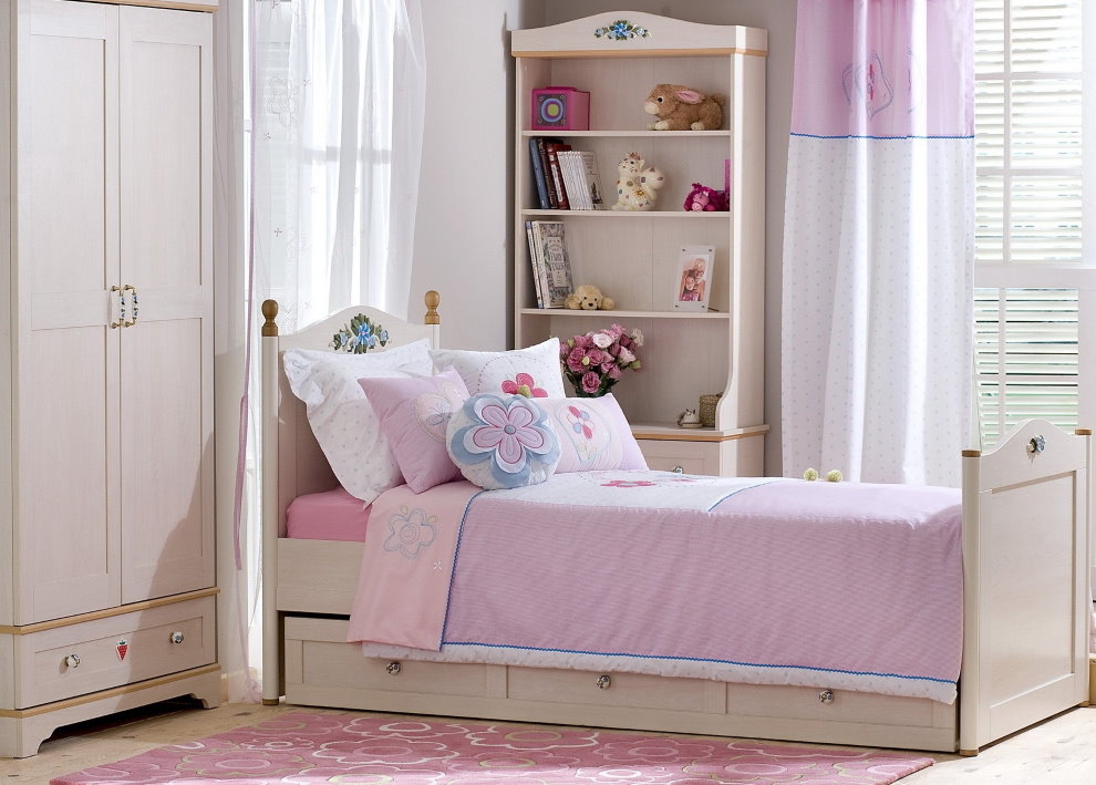 Thảm màu hồng trước giường cũi