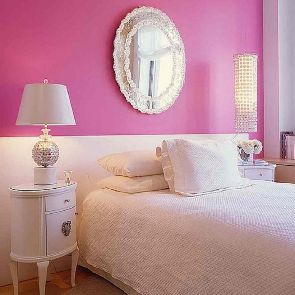 Witte en roze muur achter het bed in de slaapkamer