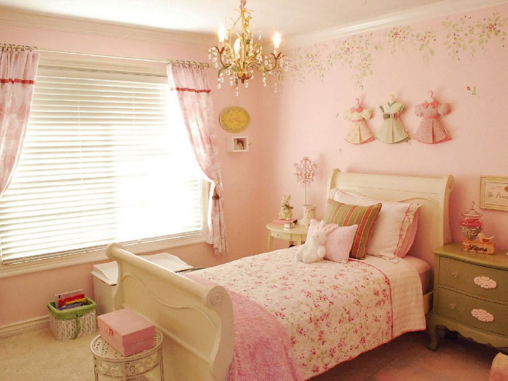 Interior roz al unei camere pentru copii