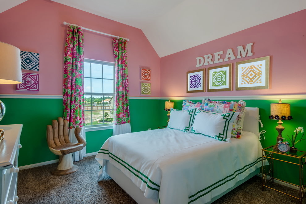 Pereți roz-verzi în camera fiicei