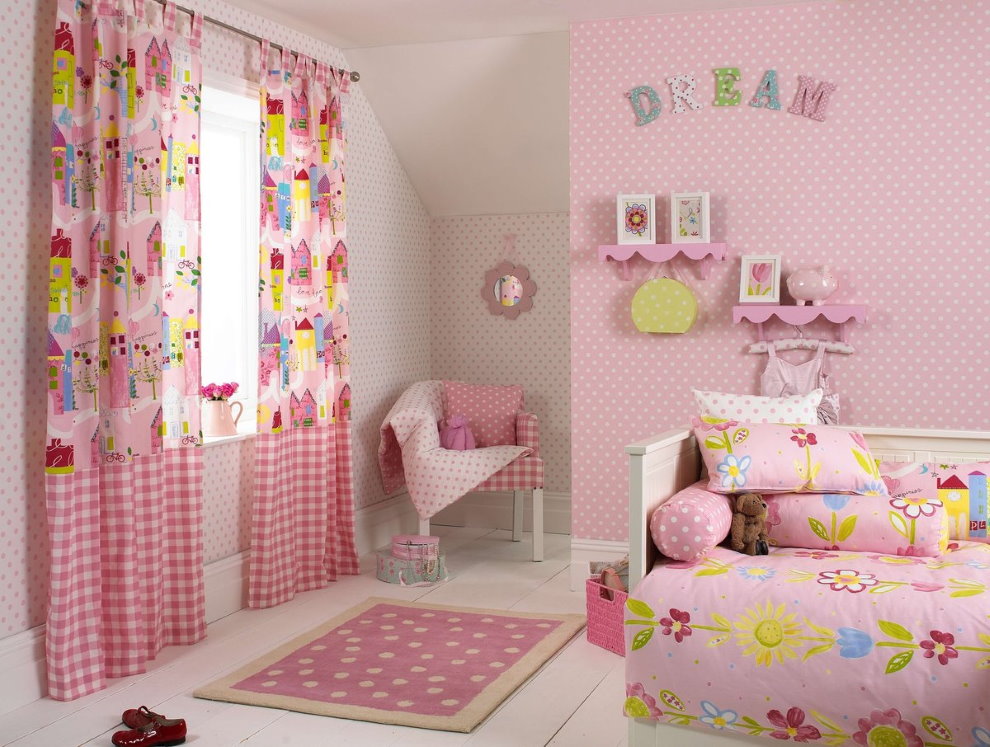 Giấy dán tường màu hồng trong phòng ngủ bé gái.