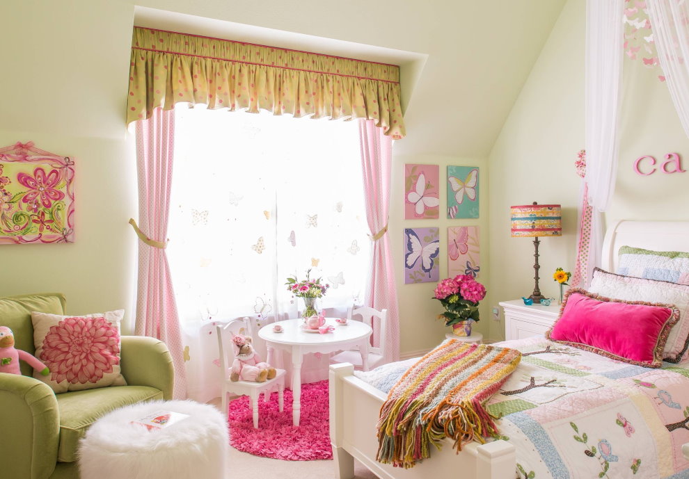 Perdele roz pe fereastra dormitorului pentru fiică