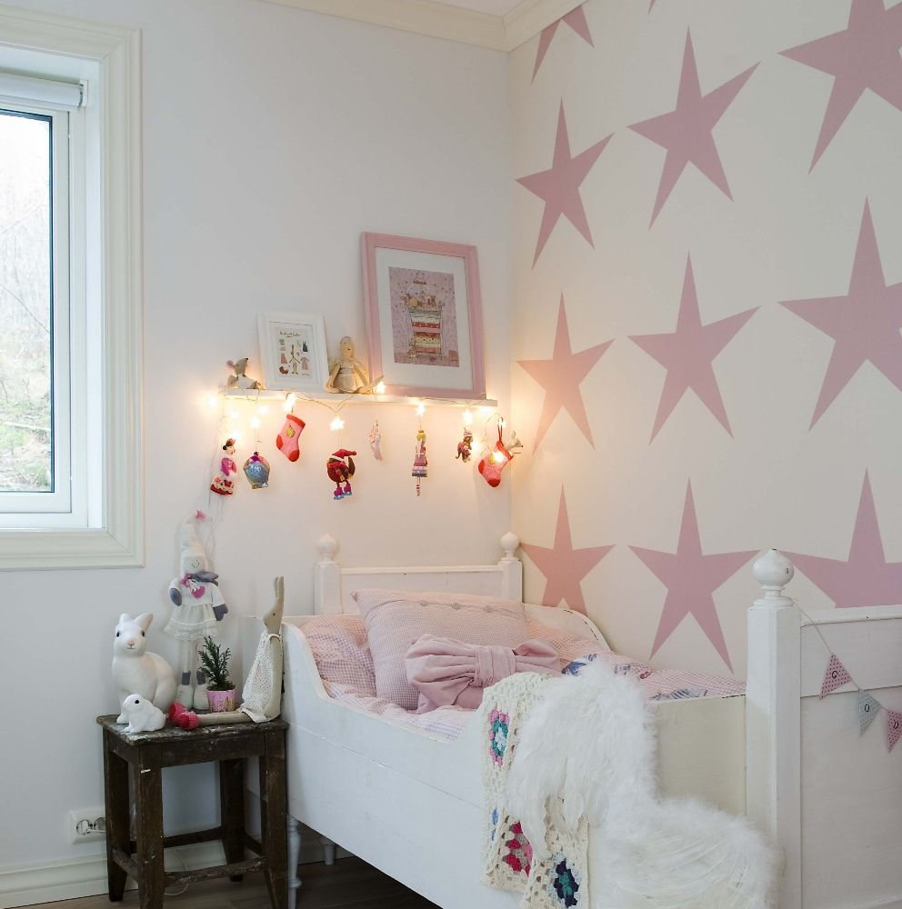 Kızın yatak odasında duvar kağıdı üzerinde pembe yıldız