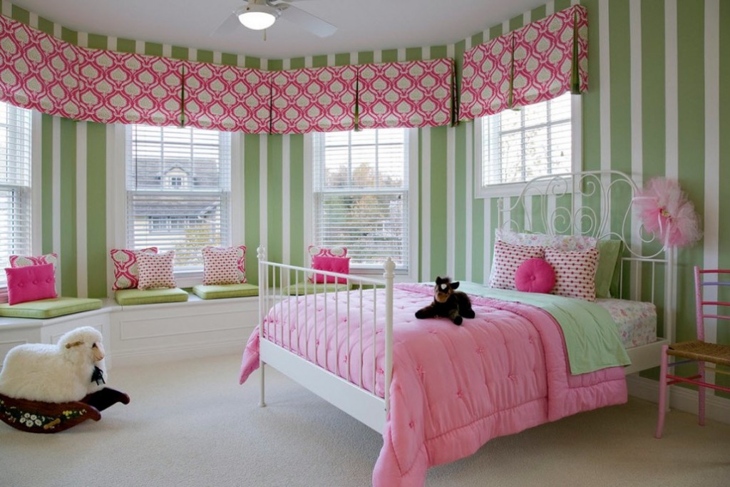 Rózsaszín lambrequins egy zöld falú szobában