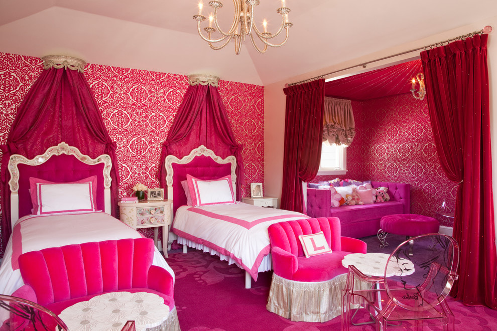 Sötét rózsaszínű textil két lány szobájában