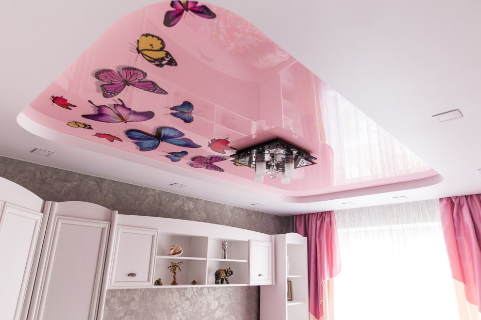 Tavan roz cu imprimare foto în camera copiilor