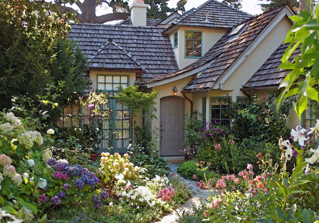 Et lite hus på en hageanlegg i stil med Provence