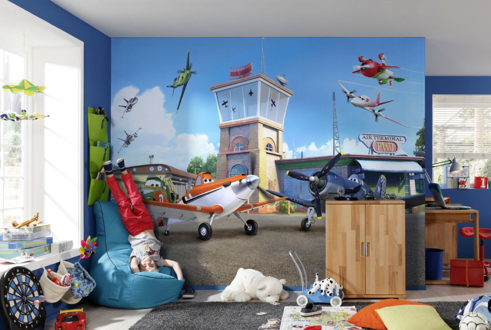 Máy bay cổ tích trên bức tranh tường trong vườn ươm cho một cậu bé