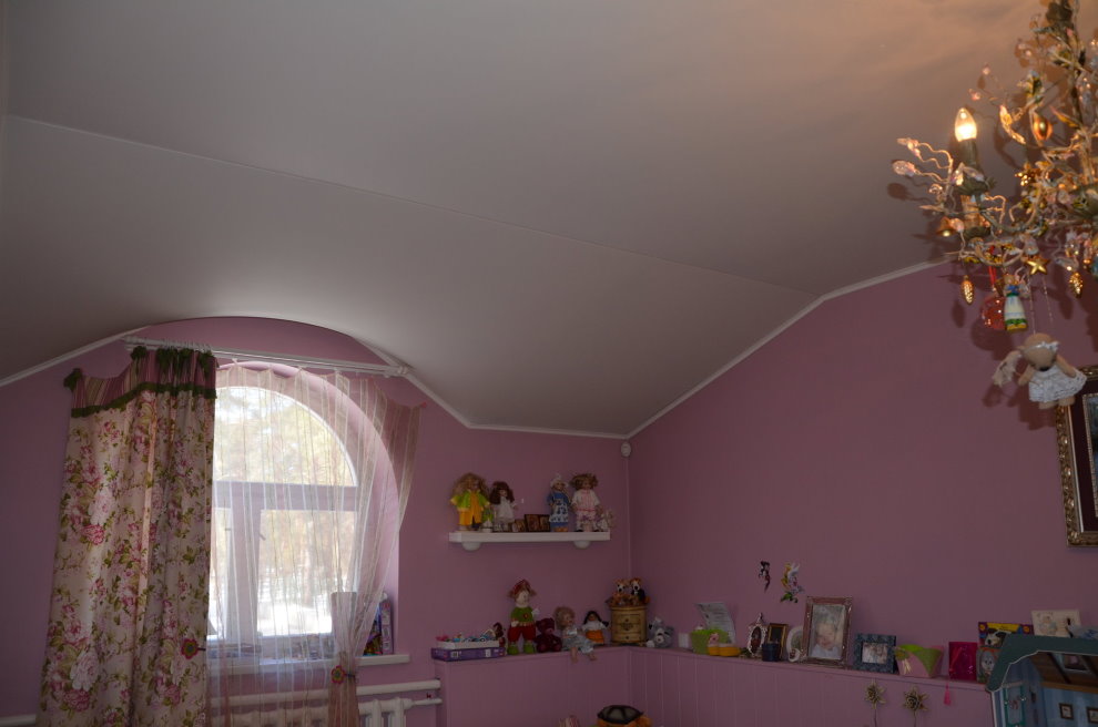 Plafonul alb în mansarda unei fetițe