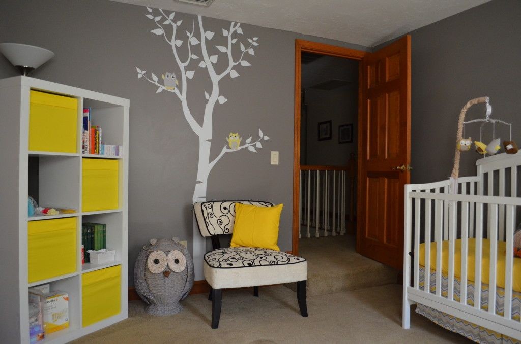Bílé a žluté skříně v dětském pokoji s šedými stěnami