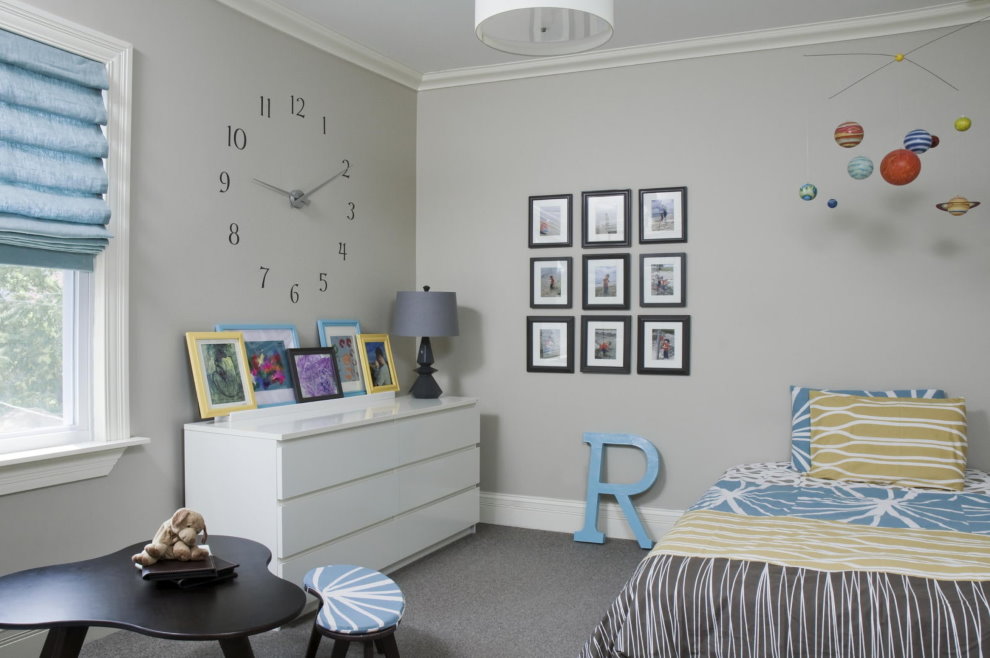 Chambre d'enfant de taille moyenne avec des murs peints en gris