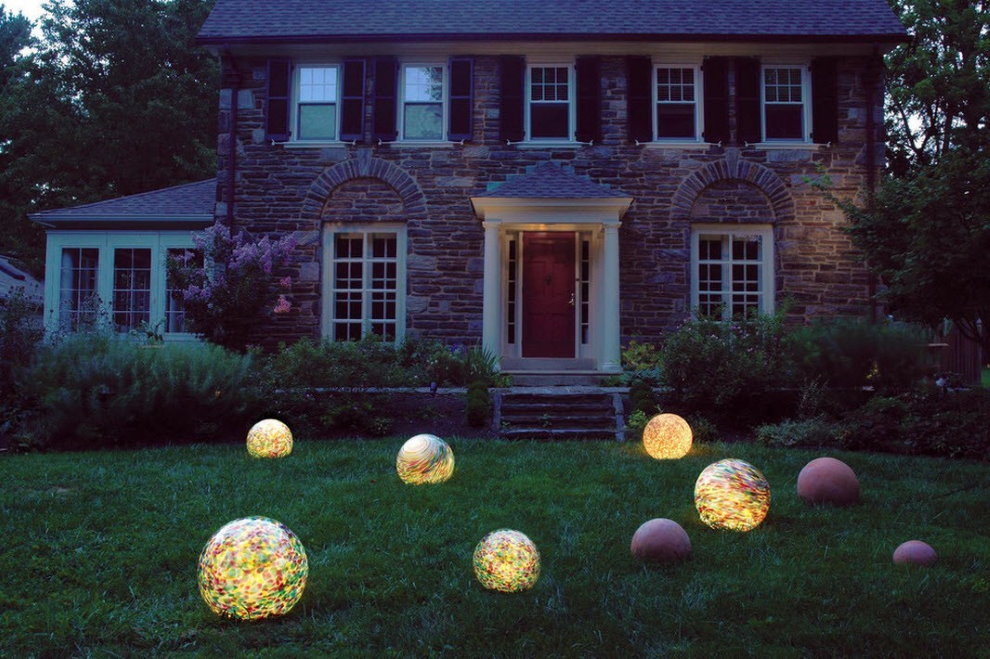 Spherical luminaires on a green lawn